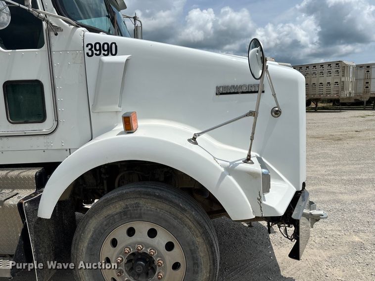 image for item FC1732 2014 Kenworth T800 semi truck
