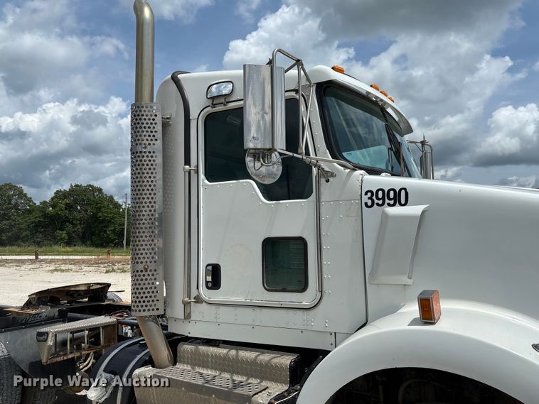 image for item FC1732 2014 Kenworth T800 semi truck
