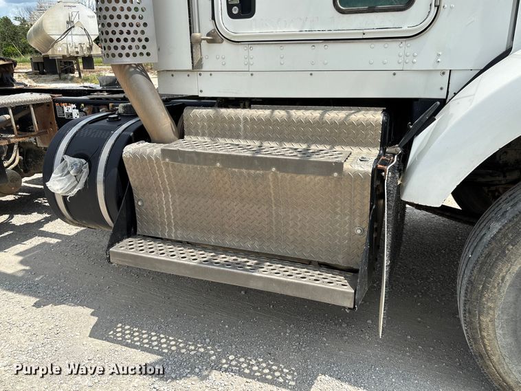 image for item FC1732 2014 Kenworth T800 semi truck