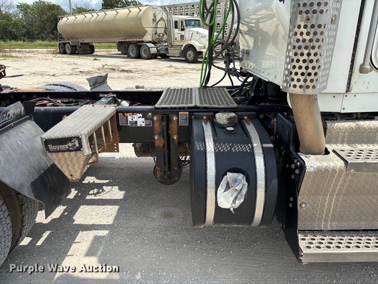 image for item FC1732 2014 Kenworth T800 semi truck