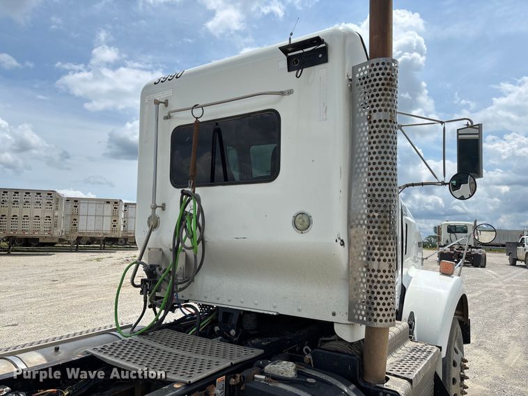 image for item FC1732 2014 Kenworth T800 semi truck