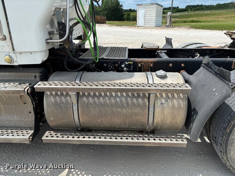 image for item FC1732 2014 Kenworth T800 semi truck