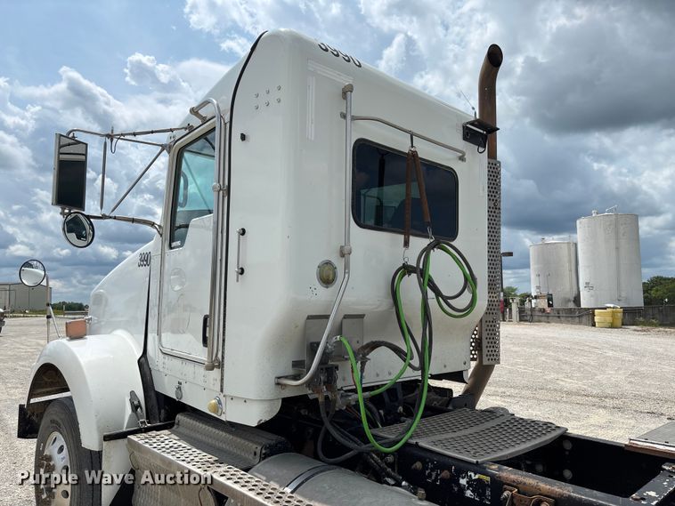 image for item FC1732 2014 Kenworth T800 semi truck