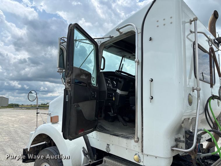 image for item FC1732 2014 Kenworth T800 semi truck