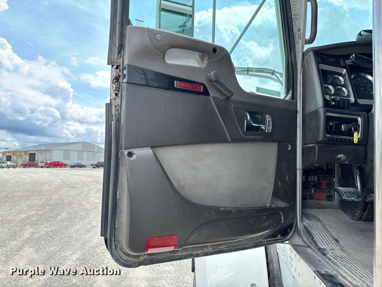 image for item FC1732 2014 Kenworth T800 semi truck