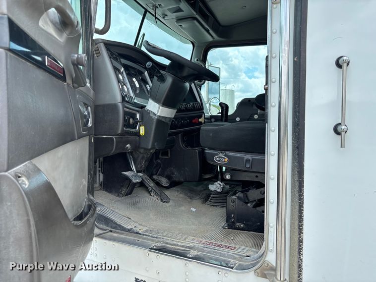 image for item FC1732 2014 Kenworth T800 semi truck