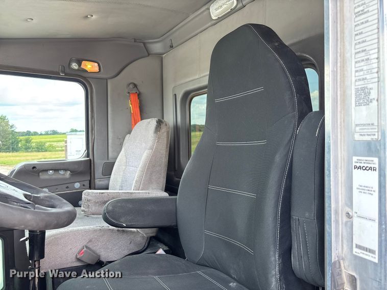 image for item FC1732 2014 Kenworth T800 semi truck