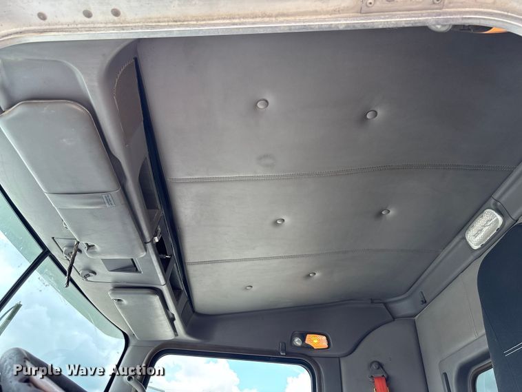 image for item FC1732 2014 Kenworth T800 semi truck