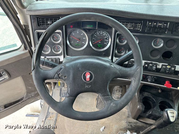 image for item FC1732 2014 Kenworth T800 semi truck