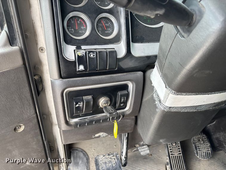 image for item FC1732 2014 Kenworth T800 semi truck