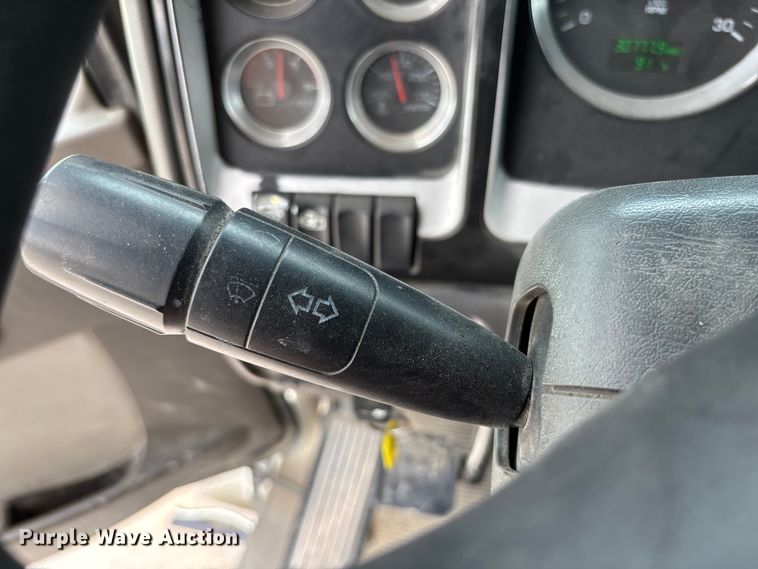 image for item FC1732 2014 Kenworth T800 semi truck