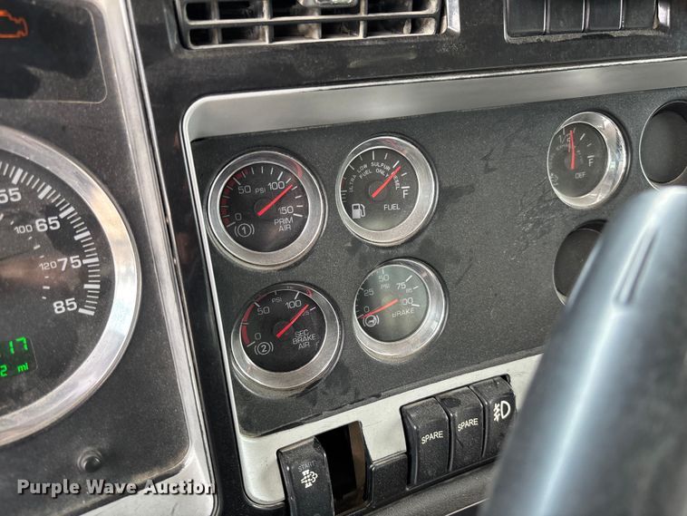 image for item FC1732 2014 Kenworth T800 semi truck