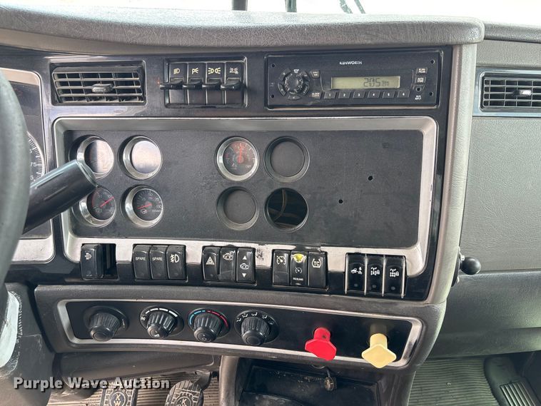 image for item FC1732 2014 Kenworth T800 semi truck