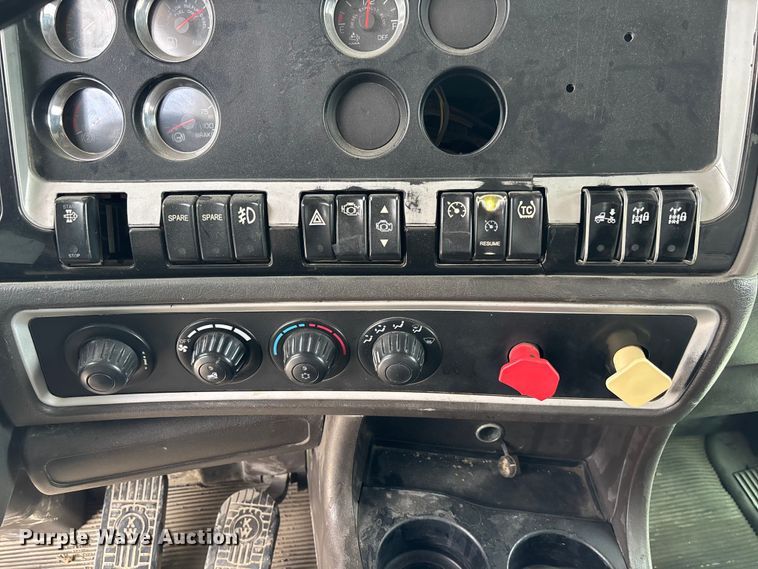 image for item FC1732 2014 Kenworth T800 semi truck