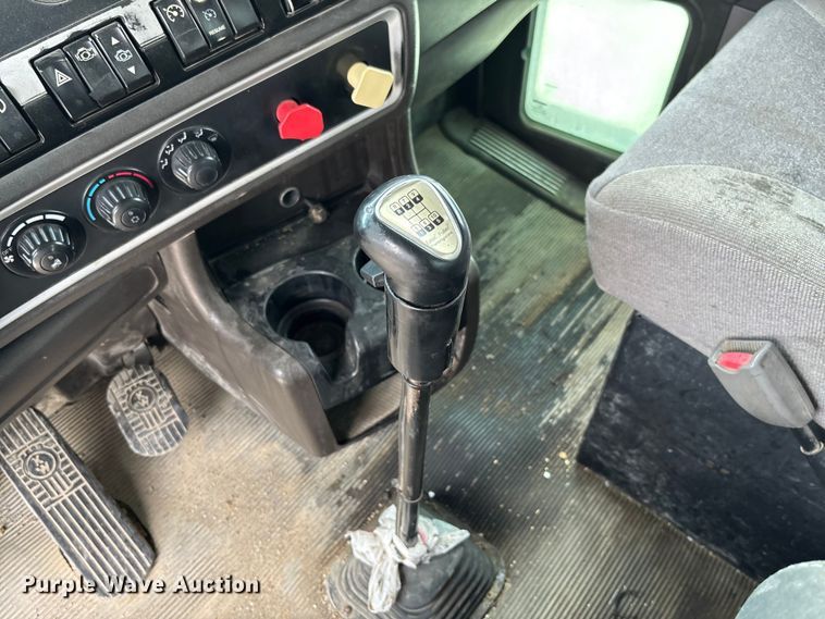image for item FC1732 2014 Kenworth T800 semi truck
