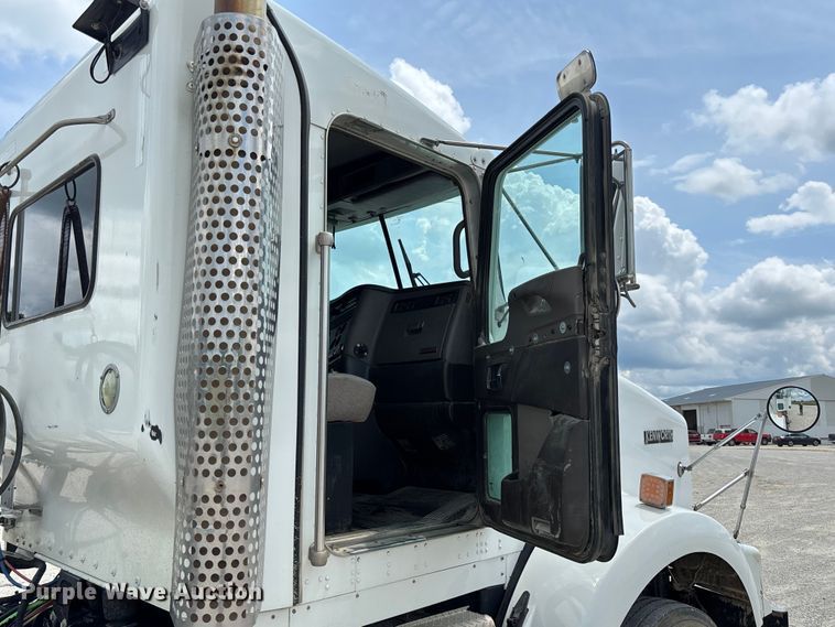 image for item FC1732 2014 Kenworth T800 semi truck