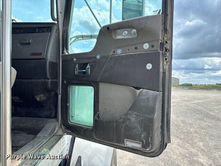 image for item FC1732 2014 Kenworth T800 semi truck