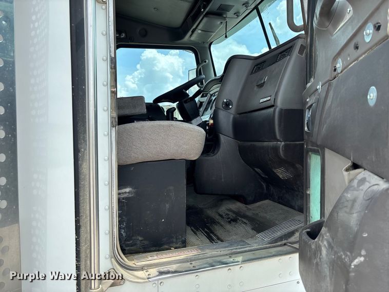 image for item FC1732 2014 Kenworth T800 semi truck