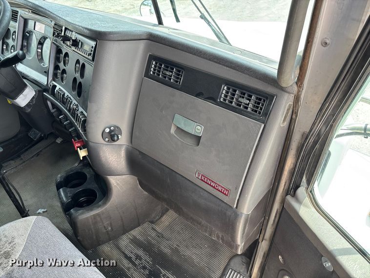 image for item FC1732 2014 Kenworth T800 semi truck