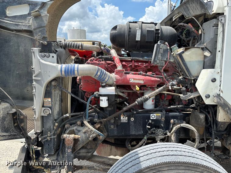 image for item FC1732 2014 Kenworth T800 semi truck
