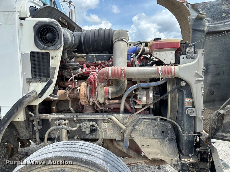 image for item FC1732 2014 Kenworth T800 semi truck