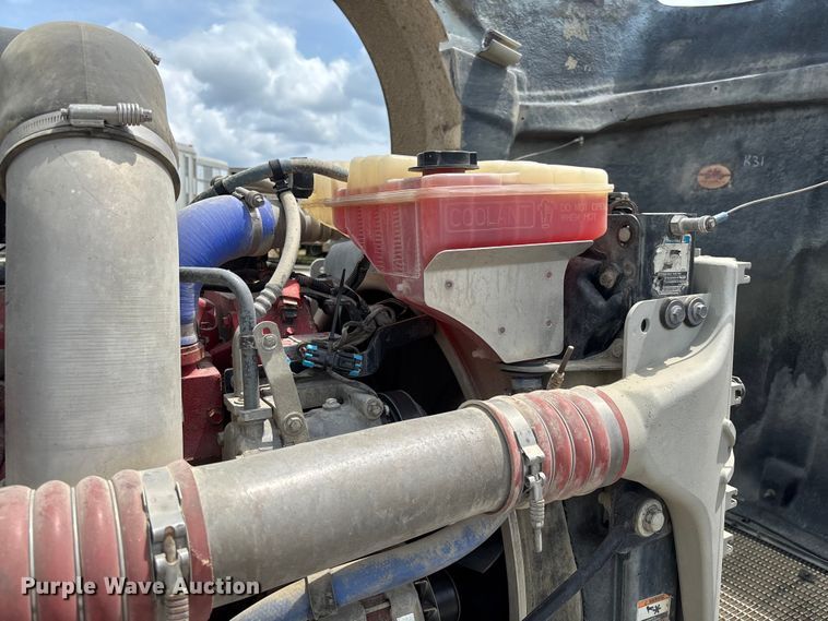 image for item FC1732 2014 Kenworth T800 semi truck