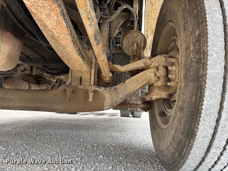 image for item FC1732 2014 Kenworth T800 semi truck