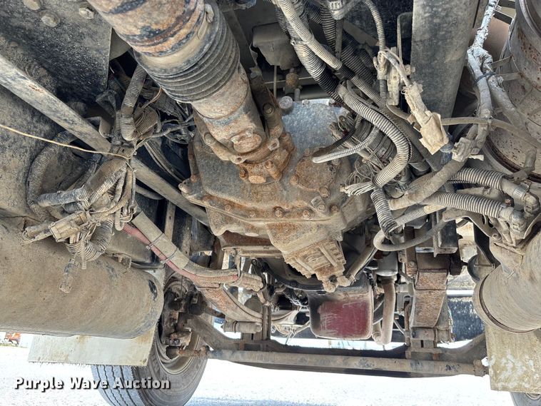 image for item FC1732 2014 Kenworth T800 semi truck