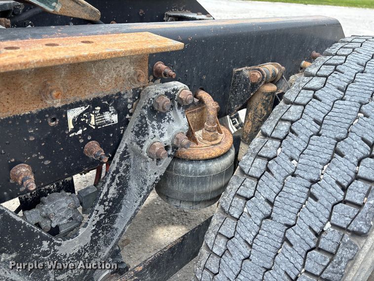 image for item FC1732 2014 Kenworth T800 semi truck