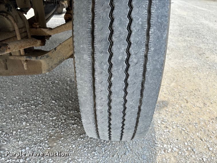 image for item FC1732 2014 Kenworth T800 semi truck