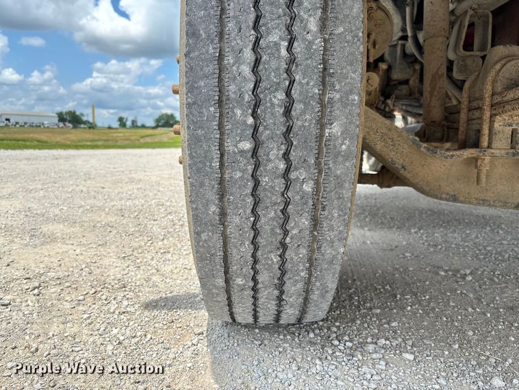 image for item FC1732 2014 Kenworth T800 semi truck