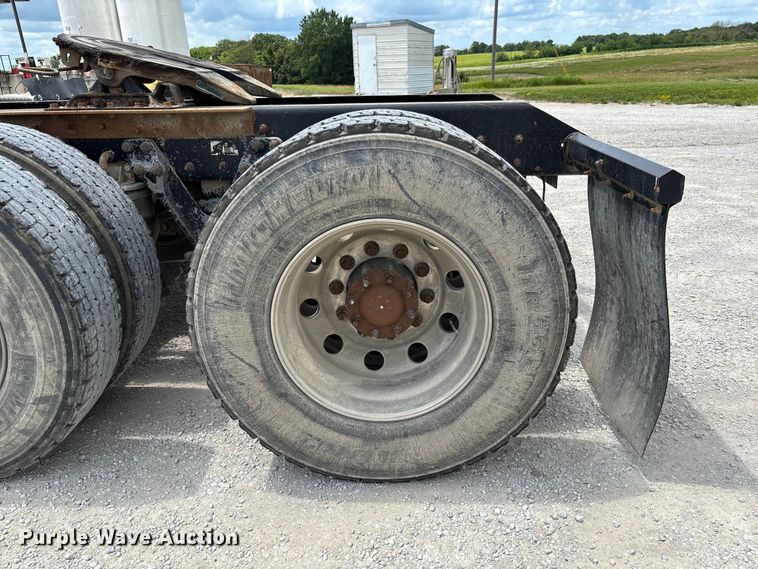 image for item FC1732 2014 Kenworth T800 semi truck