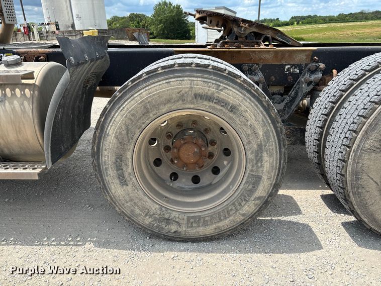 image for item FC1732 2014 Kenworth T800 semi truck