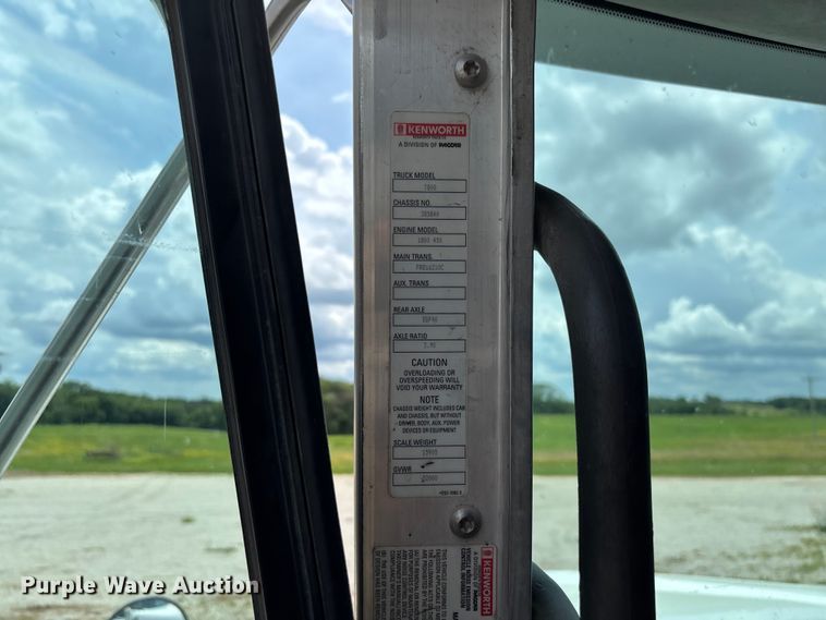 image for item FC1732 2014 Kenworth T800 semi truck
