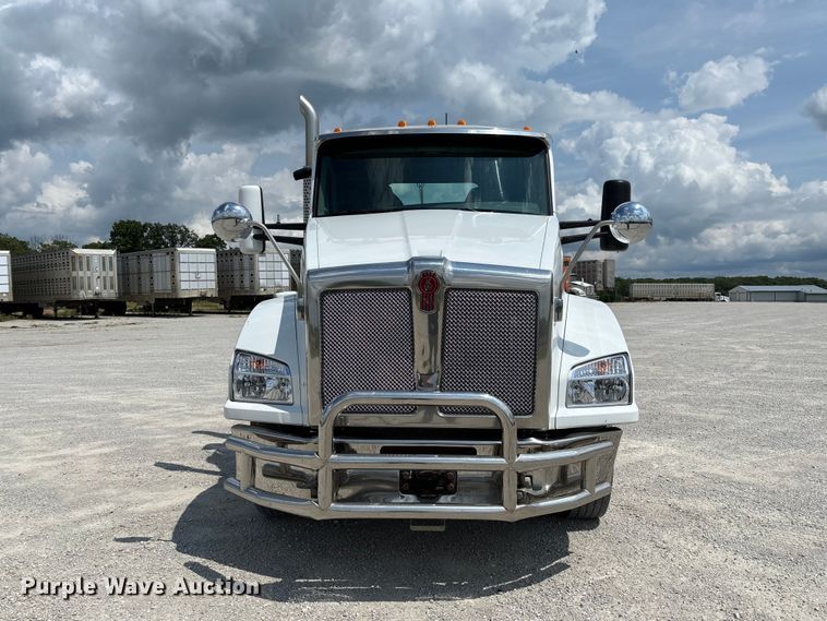 image for item FC1733 2019 Kenworth T880 semi truck