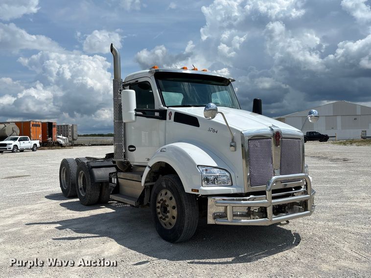 image for item FC1733 2019 Kenworth T880 semi truck