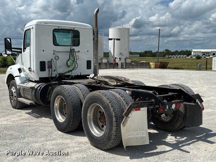 image for item FC1733 2019 Kenworth T880 semi truck
