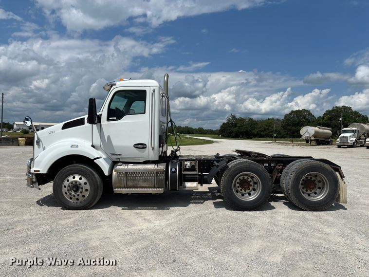 image for item FC1733 2019 Kenworth T880 semi truck