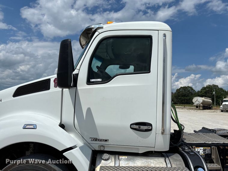 image for item FC1733 2019 Kenworth T880 semi truck