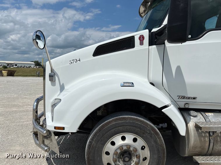 image for item FC1733 2019 Kenworth T880 semi truck
