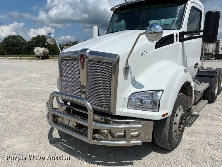 image for item FC1733 2019 Kenworth T880 semi truck