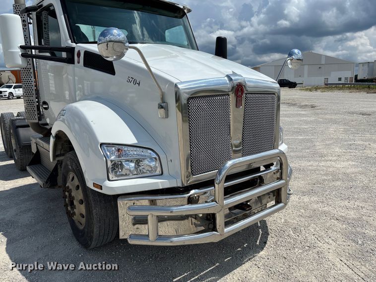 image for item FC1733 2019 Kenworth T880 semi truck