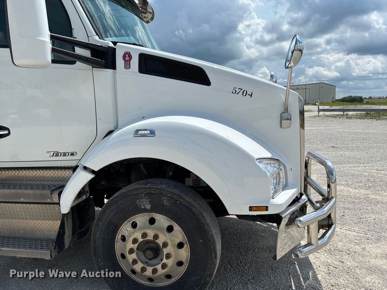 image for item FC1733 2019 Kenworth T880 semi truck