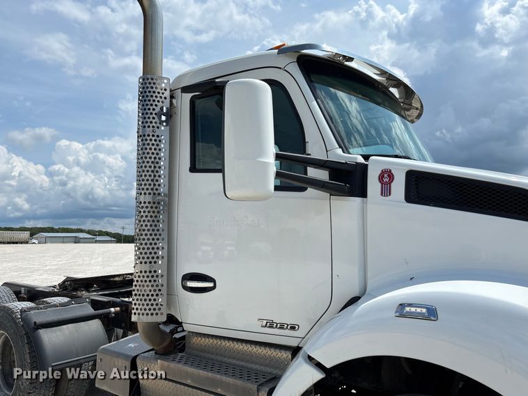 image for item FC1733 2019 Kenworth T880 semi truck