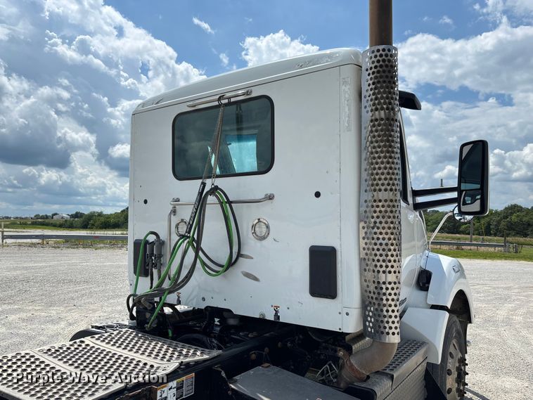 image for item FC1733 2019 Kenworth T880 semi truck