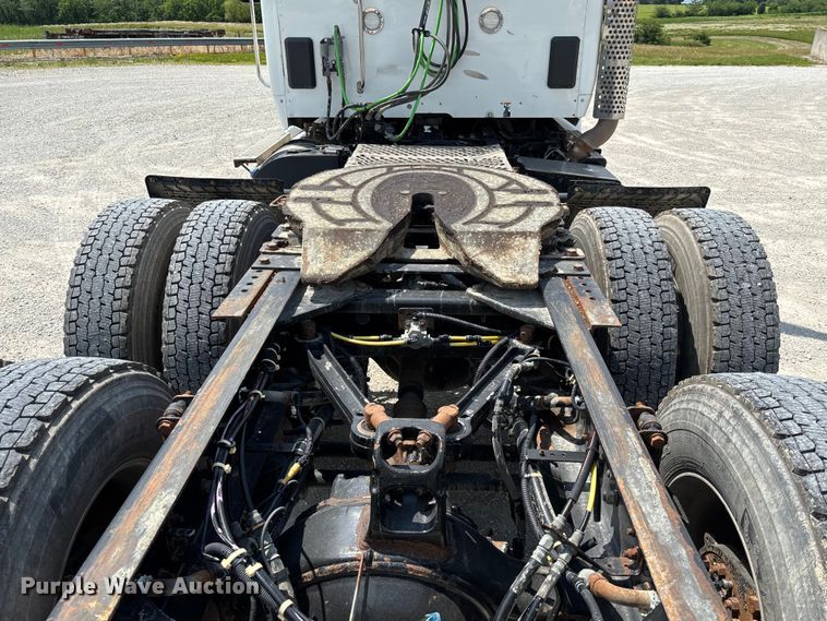 image for item FC1733 2019 Kenworth T880 semi truck