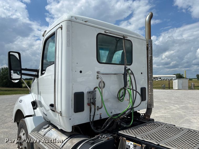 image for item FC1733 2019 Kenworth T880 semi truck