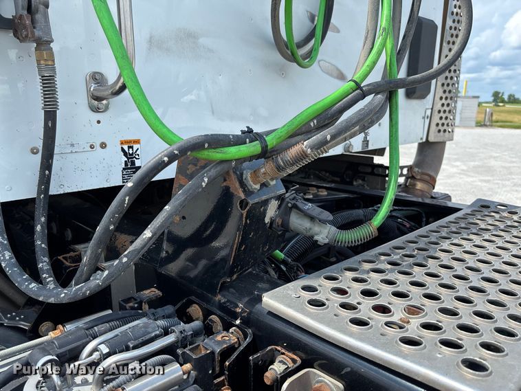 image for item FC1733 2019 Kenworth T880 semi truck