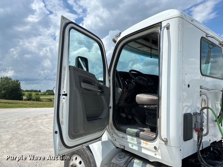 image for item FC1733 2019 Kenworth T880 semi truck