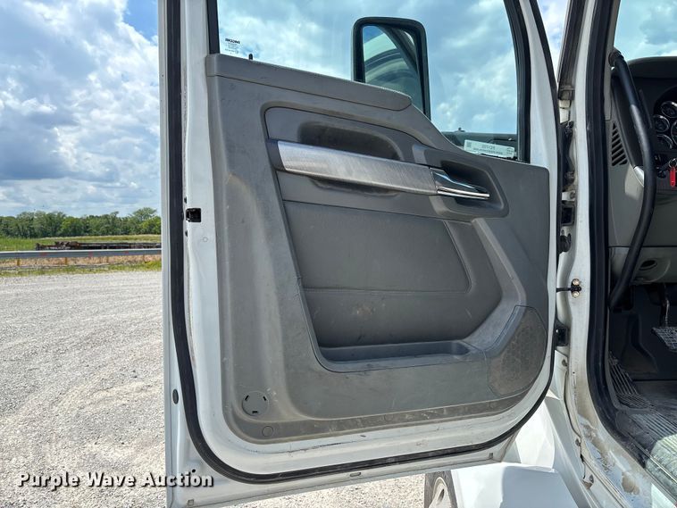 image for item FC1733 2019 Kenworth T880 semi truck